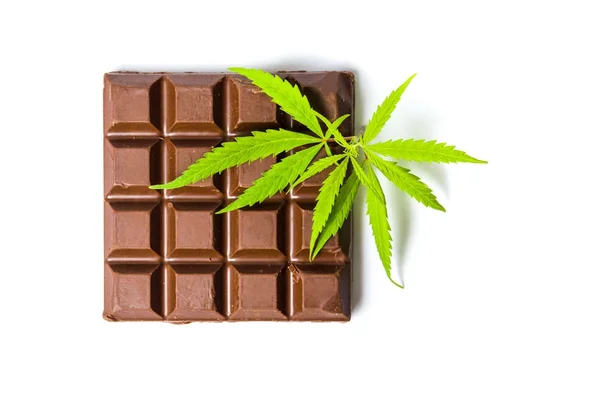 Choklad block med marijuana leafs isolerade — Stockfoto