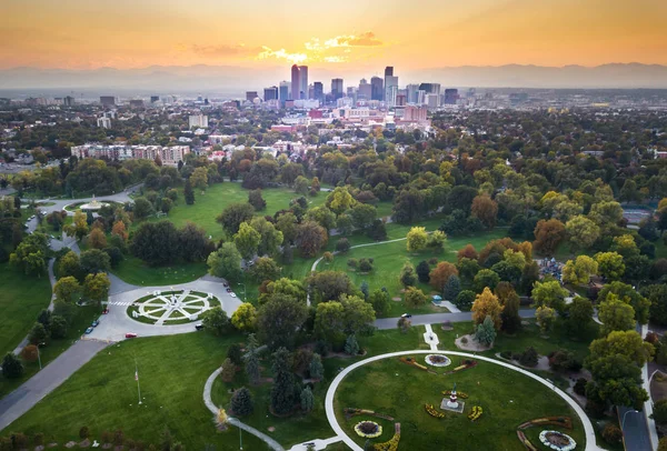 Tramonto sul paesaggio urbano di Denver, vista aerea dal parco — Foto Stock