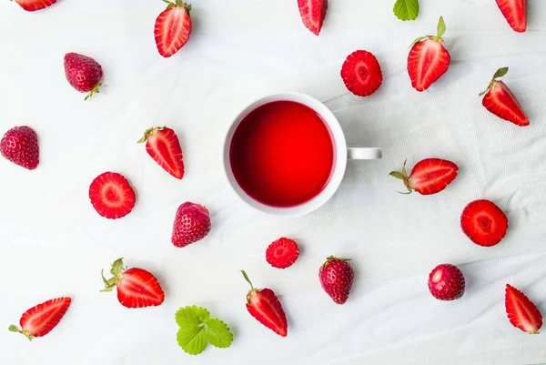 Çilek çay ve meyve flatlay — Stok fotoğraf