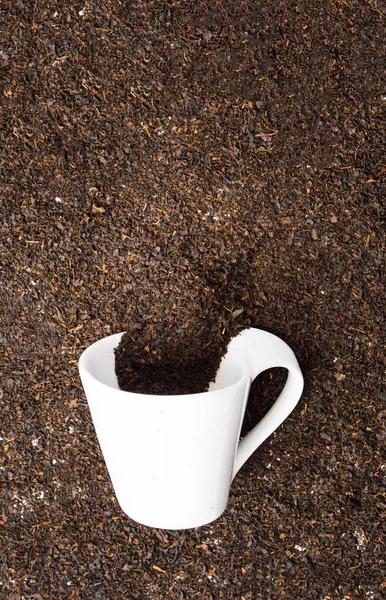 Черный чай с чашкой в зернах — стоковое фото