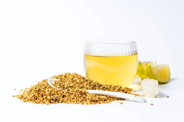 Osmanthus Tè con fiori secchi e limone — Foto Stock