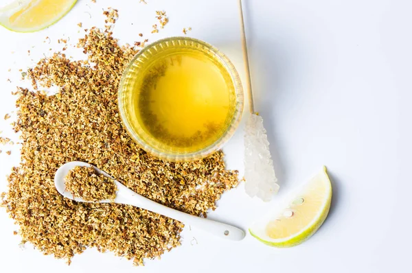 Чай Османтус с сушеными цветами и лимоном — стоковое фото
