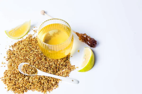 Osmanthus-Tee mit getrockneten Blüten und Zitrone — Stockfoto