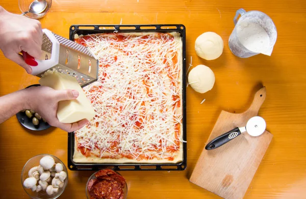 Man kisi keju di dasar pizza — Stok Foto