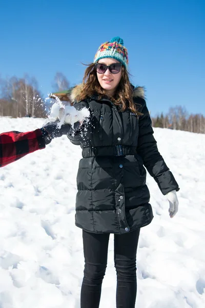 Amis jouant avec boule de neige — Photo