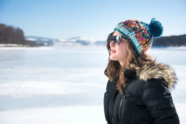 얼어붙은 호수에 소녀 — 스톡 사진