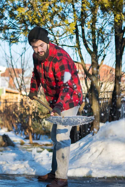 Człowiek łopatą śniegu — Zdjęcie stockowe