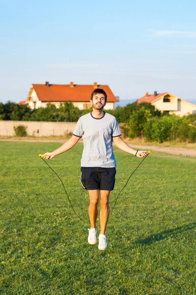 Uomo che si allena con corda da salto — Foto Stock