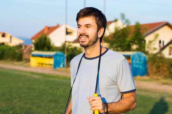 Hombre haciendo ejercicio con cuerda de salto — Foto de Stock