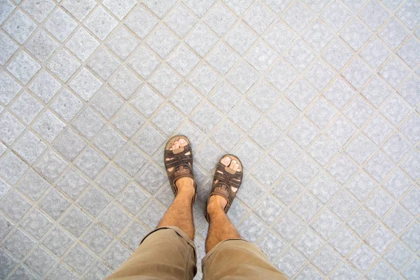 Pés masculinos em sandálias de couro vista superior — Fotografia de Stock