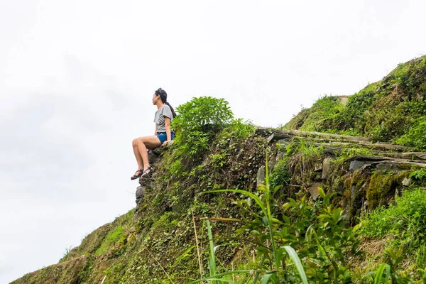 Menina no topo de uma montanha apreciando a vista — Fotografia de Stock
