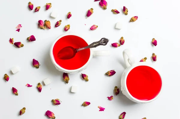 Tè rosa in tazze su sfondo bianco — Foto Stock