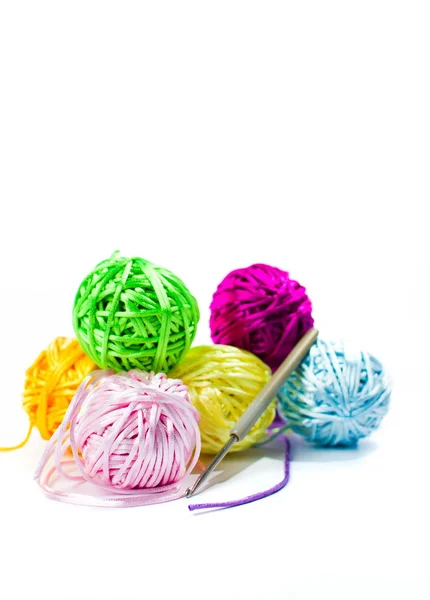 Bolas de fio de crochê colorido e agulha isolada — Fotografia de Stock
