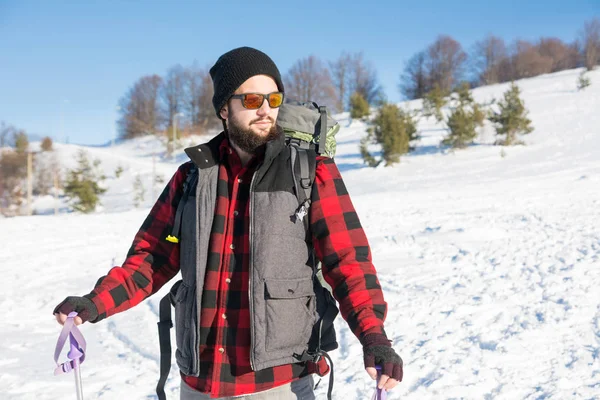 Homem explorando a montanha coberta de neve — Fotografia de Stock