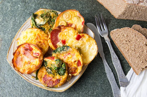 Creativa harina de huevo al horno con varios ingredientes —  Fotos de Stock