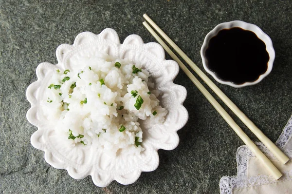Riso con cipolla su un piatto bianco — Foto Stock