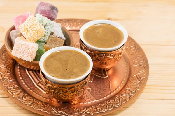 Kaffee und türkisches Vergnügen in einer Kupfertasse — Stockfoto