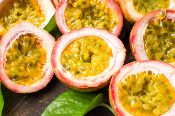 Fruta de la pasión en una tabla de madera — Foto de Stock