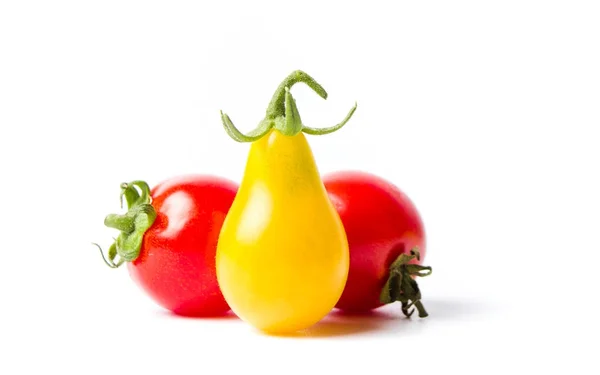 Czerwone i żółte pomidory cherry na białym tle — Zdjęcie stockowe