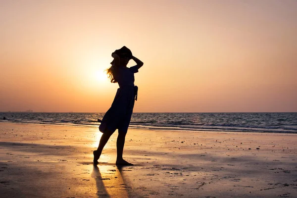 Flicka på stranden vid solnedgången — Stockfoto