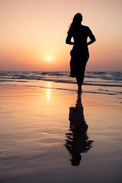 Дівчина на пляжі на заході сонця — стокове фото