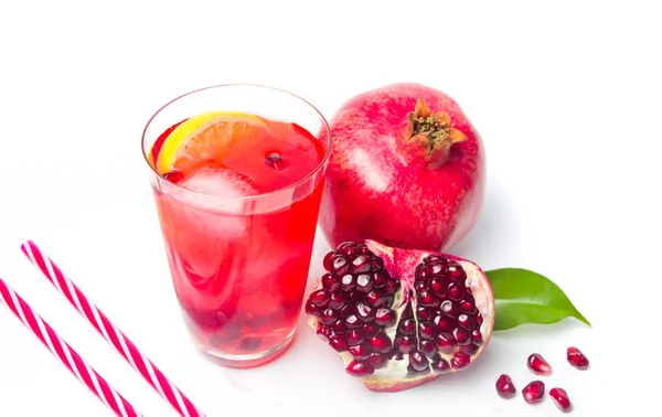 Granatäpple frukt och juice isolerad på vit — Stockfoto