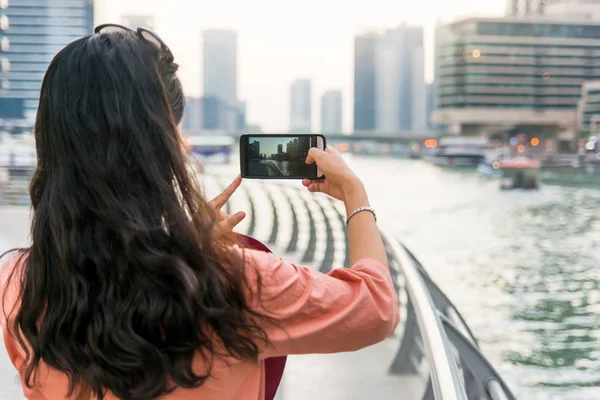 Turista tirar fotos de Dubai marina com telefone inteligente — Fotografia de Stock