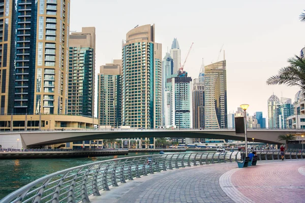 Dubai Marina Blick in der Abenddämmerung mit Wolkenkratzern und ruhigem Wasser — Stockfoto