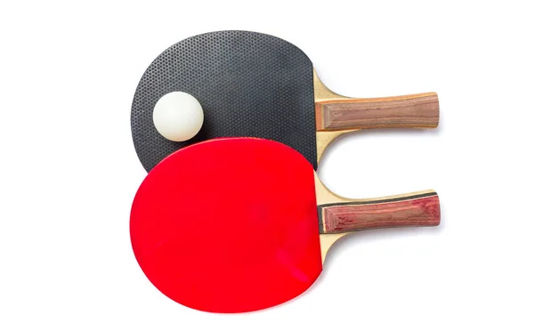 Duas raquetes de tênis de mesa e uma bola isolada — Fotografia de Stock