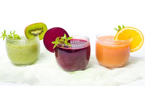 Smoothie berwarna dengan buah-buahan terisolasi — Stok Foto