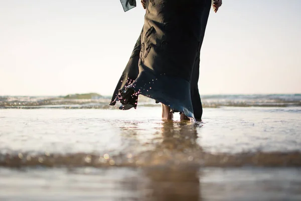 Frau im Hidschab steht am Strand — Stockfoto