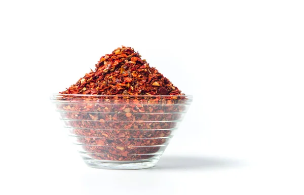 Krossad röd paprika pulver i en skål som isolerade — Stockfoto