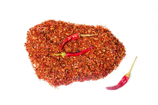 Κόκκινο πιπέρι σε σκόνη σε ένα σωρό απομονωμένες — Φωτογραφία Αρχείου