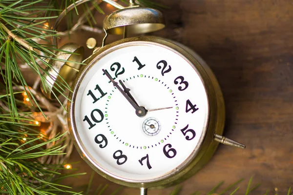 Reloj vintage y luces de Navidad — Foto de Stock