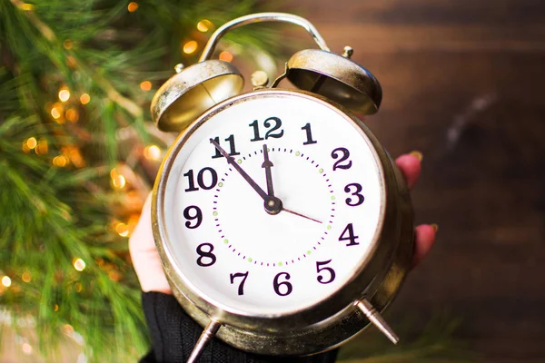 Reloj de mano Vintage y luces de Navidad — Foto de Stock