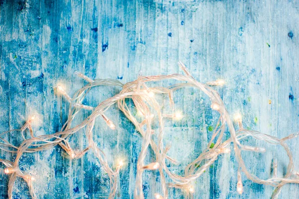 Julbelysning på trä bakgrund — Stockfoto