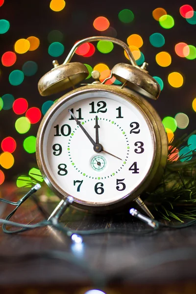 Reloj vintage y luces de Navidad — Foto de Stock