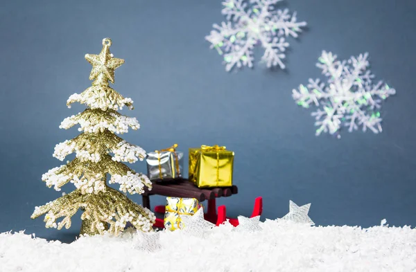 Decoraciones navideñas contra fondo invernal — Foto de Stock