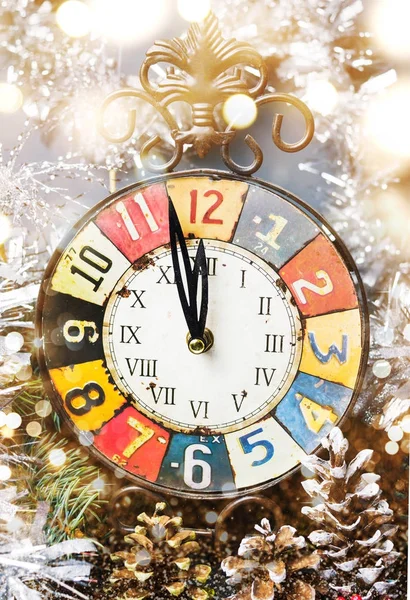 Reloj vintage y decoraciones navideñas — Foto de Stock