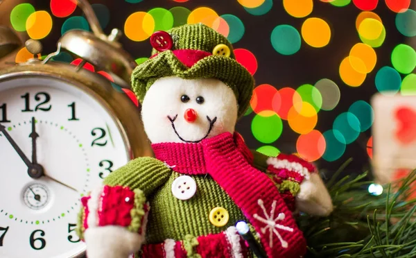Muñeco de nieve de juguete contra el fondo festivo — Foto de Stock