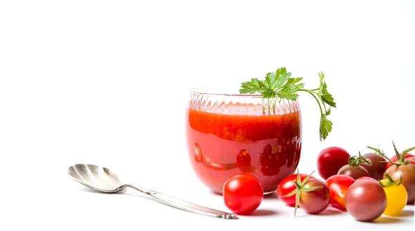 Ketchup y pequeños tomates cherry sobre fondo blanco — Foto de Stock