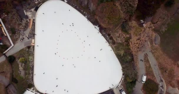 Widok z lotu ptaka ice skating zabaw w Central park — Wideo stockowe