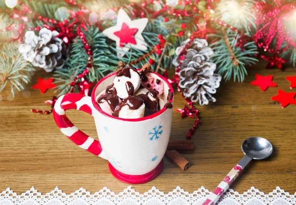Marshmallow variopinti in una tazza con decorazioni festive — Foto Stock