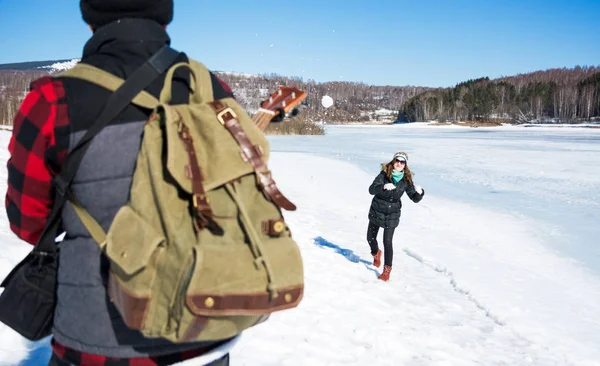 Couple having a snowball fight on a sunny day — Stock Photo, Image