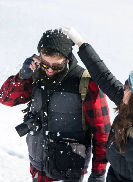 Couple snowball fighting and having fun — Stock Photo, Image