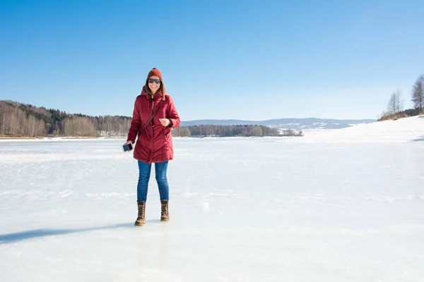 Szczęśliwa dziewczyna stojąc na zamarzniętym jeziorze — Zdjęcie stockowe