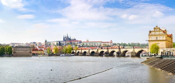 Paesaggio urbano di Praga con ponte Carlo dal fiume Moldava — Foto Stock
