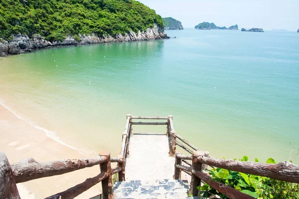 Cat ba island city beach i Vietnam — Stockfoto