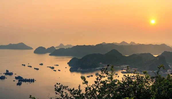Panorama da cidade de Cat ba no Vietnã ao pôr do sol — Fotografia de Stock
