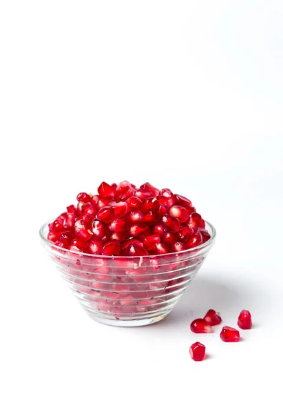 Frutas de granada en un tazón sobre fondo blanco — Foto de Stock